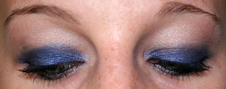Maquillage bleu avec Yves Rocher