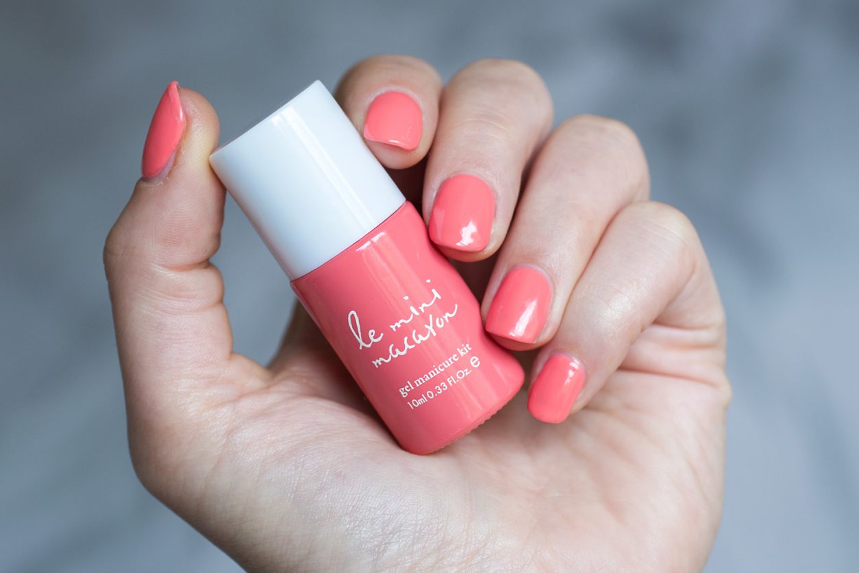 Faire ses ongles en gel soimême